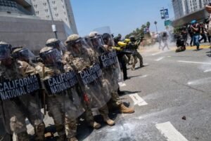 foi erguido em meio a protestos que reuniram dezenas de milhares nos EUA.