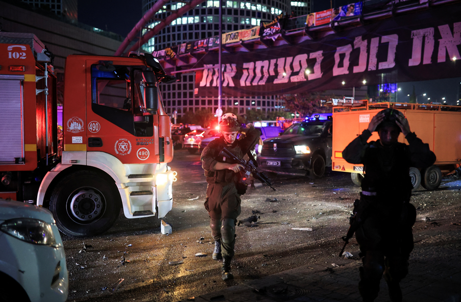 image-31 Medo e Incerteza: Os confrontos entre Israel e Irã continuam na madrugada de sábado (14) na região, com interceptação de alvo aéreo e um trágico saldo de mortos e feridos.