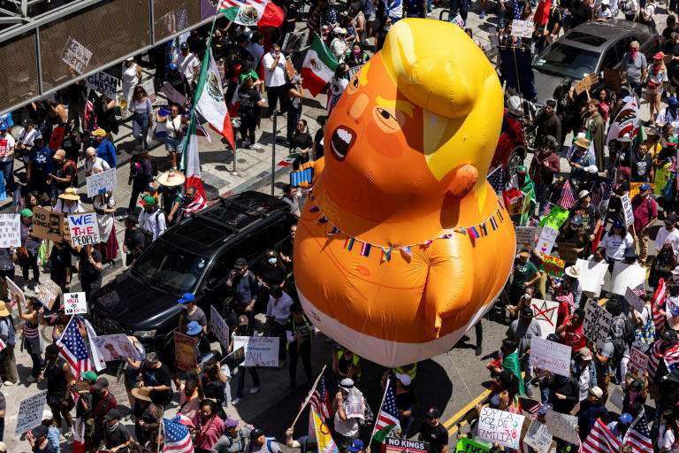 image-40 A Voz das Ruas: Um gigantesco balão laranja que representa Donald Trump de fralda