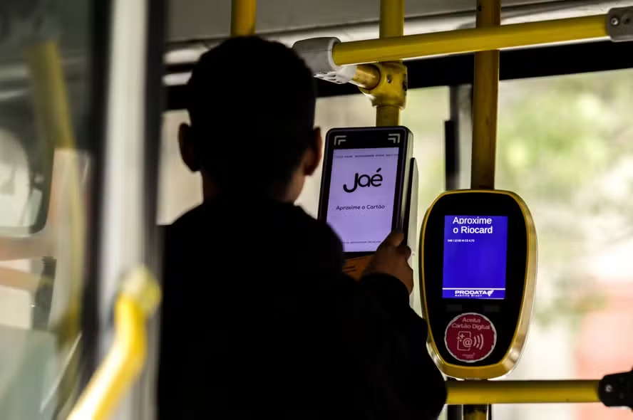 Dois validadores. Passageiros ficam indecisos sobre o uso dos cartões Jaé e Riocard — Foto: Gabriel de Paiva/Agência O Globo