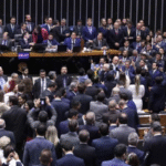 A PEC precisa passar por uma comissão especial