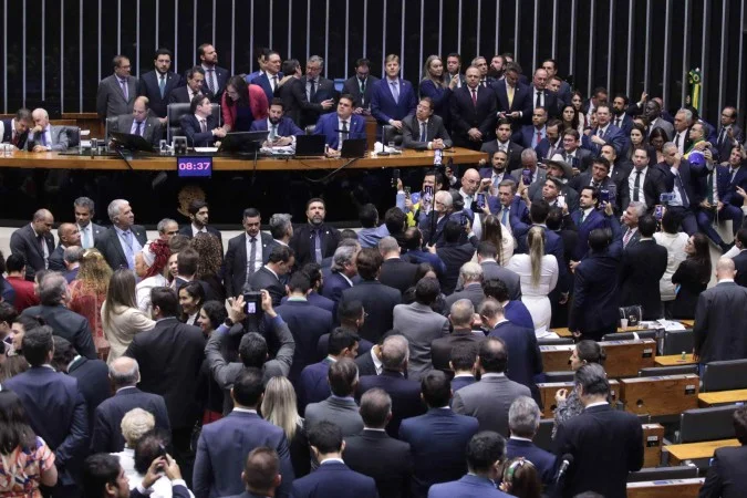 A PEC precisa passar por uma comissão especial
